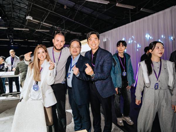 El pasado 25 de febrero, Samsung Electronics celebró el Galaxy Unpacked 2026 en la ciudad de San Francisco. Durante este esperado evento se presentó la serie Galaxy S26 y también los Galaxy Buds4. En el Unpacked se subrayó el compromiso de Samsung de integrar Galaxy AI más profundamente en las experiencias diarias.En la imagen: La creadora de contenido Carolina Sandoval junto con el influencer Marciano Tech, el Presidente y CEO de Samsung Electronics Latinoamérica, HS JO y Dari So, mejor conocido en las redes sociales como Koreanytico, famoso creador de contenido de origen costarricense.