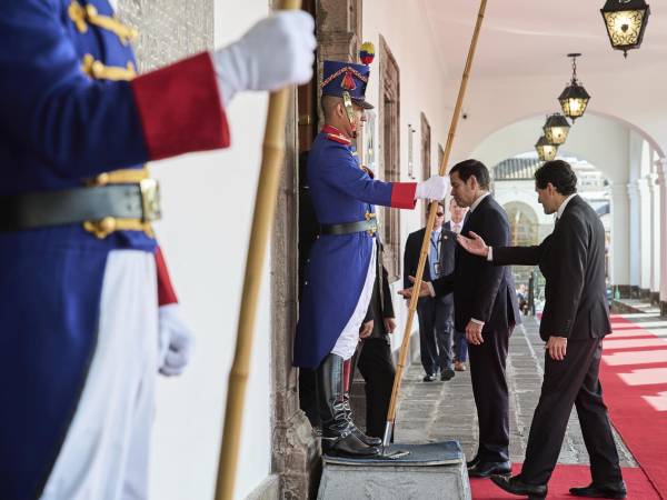 Marco Rubio, el Secretario de Estado de EU, llegando este mes al Palacio de Carondelet en Quito, Ecuador.