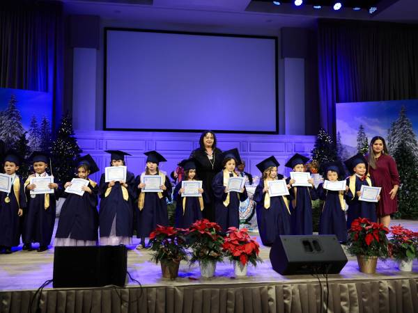 Los pequeñitos de Preparatoria al momento de recibir sus diplomas.