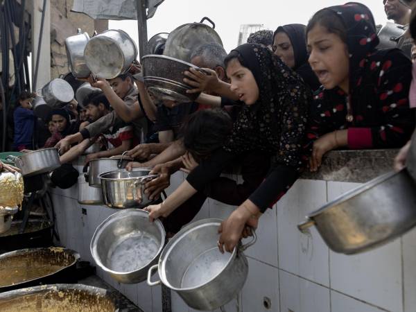 Recepción de ayuda alimentaria en Jabaliya, Gaza. El interés del Presidente Trump en resolver la guerra ha disminuido.