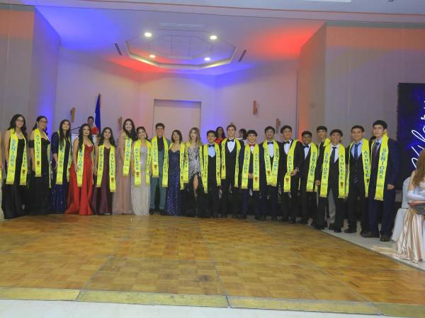 Los Seniors 2026 de la Happy New Dawn disfrutaron una noche espectacular con sus seres queridos para festejar su graduación, con premios, medallas, reconocimientos especiales, mucho glamour, cariño y entusiasmo por haber finalizado esta etapa tan importante que abre paso a algo más grande. Los jóvenes vistieron de gala y posaron para el lente de La Prensa con mucha alegría.