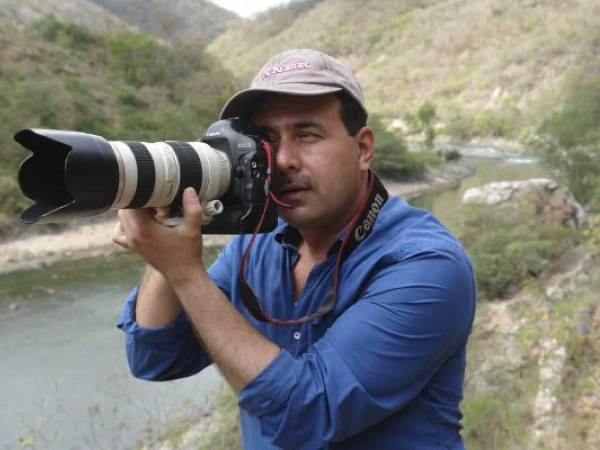 Paz ha tomado fotografías a lo extenso de todo el territorio nacional, su fin es documentar el máximo posible de cada lugar para capturar la historia durante el presente.