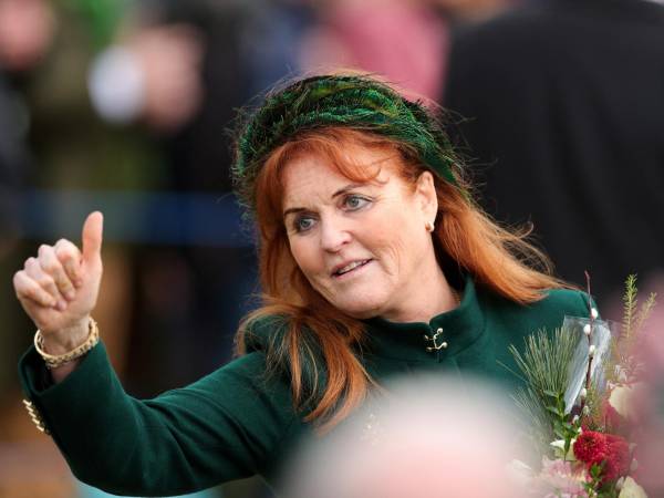 Sarah Ferguson hace un gesto mientras asiste al servicio del día de Navidad de la Familia Real en la iglesia de Santa María Magdalena, mientras la realeza se instala en la finca de Sandringham en el este de Inglaterra, Gran Bretaña, el 25 de diciembre de 2023.