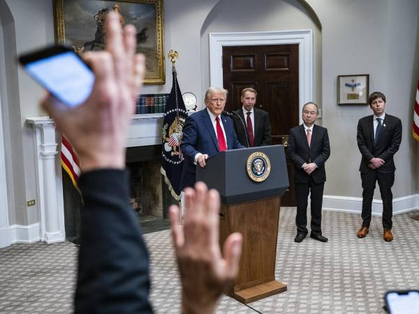 El Presidente Donald J. Trump en la Casa Blanca en enero con (de izq.) Larry Ellison de Oracle, Masayoshi Son de SoftBank y Sam Altman de OpenAI.