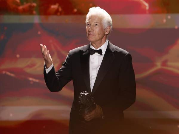 El reconocido actor Richard Gere pidió estar alerta, ser valientes y tener coraje para “ponerse de pie y decir la verdad”.