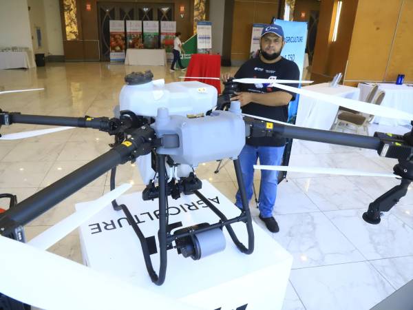 Carlos Herrera, ingeniero agrónomo y especialista en agricultura de precisión de Camosa, muestra el drone DJI Agras T50 durante el Encuentro Entre Alianzas, realizado en San Pedro Sula por la Agencia de los Estados Unidos para el Desarrollo Internacional (USAID), Feed Future y Agronegocios Sostenibles.
