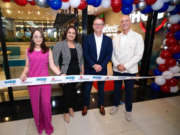 Allison Zelaya (gerente de marcas), Gabriela Gonzáles (jefe de Mercadeo del Mall Galerías), Thomas Talarico (CEO BTL Honduras) y William Urrego (vicepresidenta Dine Brands).