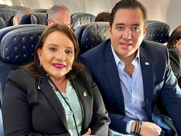 La presidenta de Honduras, Xiomara Castro, en un vuelo comercial junto a su hijo y asesor presidencial, Héctor Zelaya.