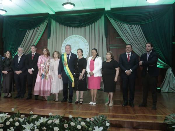 Roberto Contreras fue juramentado este 23 de enero como alcalde de San Pedro Sula para el período 2026-2030, en una ceremonia oficial realizada en el Palacio Municipal, marcando el inicio de su segundo mandato consecutivo al frente de la ciudad.