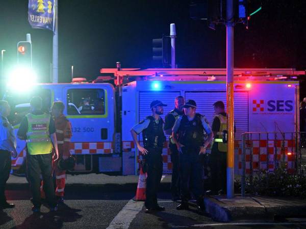 Agentes de policía y los servicios de emergencia trabajan en la zona de la playa de Bondi en Sídney, Australia, donde este domingo al menos 16 personas han muerto, incluido uno los presuntos agresores.