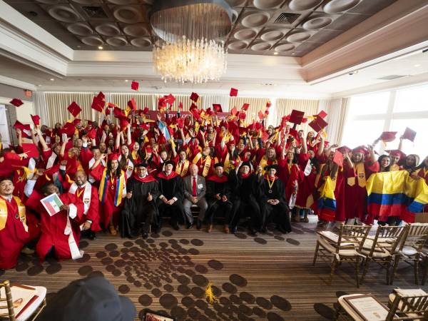 250 fueron los graduados de diferentes países, en una ceremonia realizada en Miami, Estados Unidos de América.