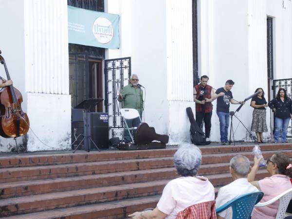 La Casa de la Cultura de SPS se llenó de artistas que piden respeto a su espacio de expresión artística.
