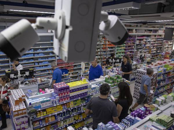 Cámaras vigilan en una farmacia en São Paulo, Brasil. El Ozempic se guarda en refrigeradores detrás de mostradores.