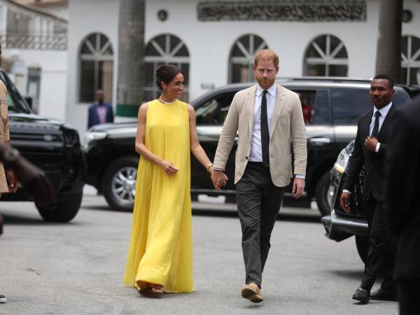 El príncipe Harry, hijo menor del rey británico Carlos III, y su esposa, Meghan Markle, terminaron este domingo un viaje privado de tres días a Nigeria con la visita en Lagos de una organización que usa el baloncesto para transformar la vida de jóvenes.
