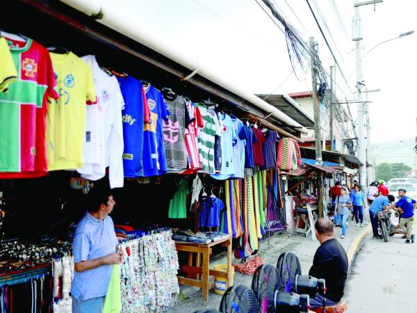 El sector informal sigue creciendo por el cierre de empresas.