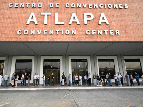 Decenas de personas hacen fila en un centro de convención para ejercer su voto en la capital panameña.