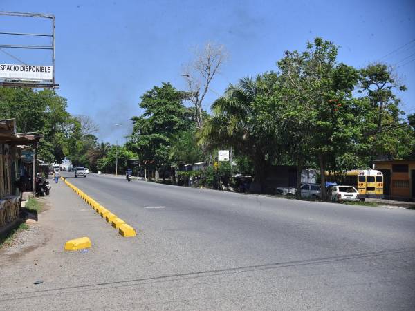Los derechos de vía están invadidos desde El Progreso hasta La Ceiba, lo que ha atrasado el inicio del proyecto de cuatro carriles sobre la carretera CA-13, denominado el corredor turístico.