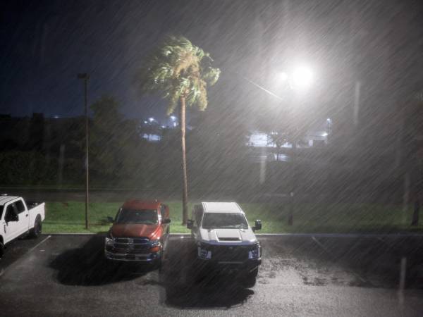 El huracán Debby deja fuertes lluvias y vientos en el noroeste de Florida.