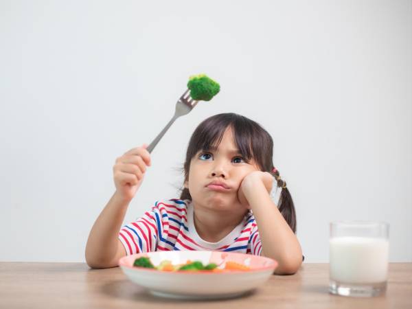 Por lo general, a los niños no les gusta comer verduras, por ello, los padres deben ingeniárselas para que tengan una alimentación balanceada y evitarles complicaciones de salud.