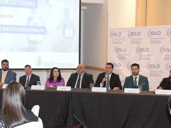 En el diálogo participaron representantes de diferentes sectores, entre ellos de instituciones privadas, estatales, partidos políticos, cooperantes, academia, sociedad civil.