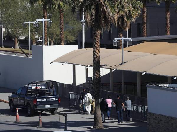 Policías de Protección Federal resguardan las instalaciones del consulado estadounidense en Ciudad Juárez.