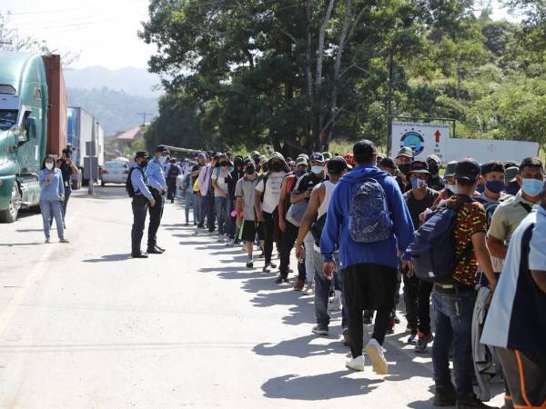 Fotografía muestra a migrantes hondureños saliendo en multitud del país.