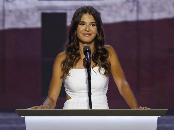 Kai Trump, la nieta mayor del expresidente de Estados Unidos Donald Trump, se involucró por primera vez en política para, desde la convención republicana, proclamarle su apoyo e intentar convencer a los votantes de que su abuelo “quiere lo mejor para el país”.