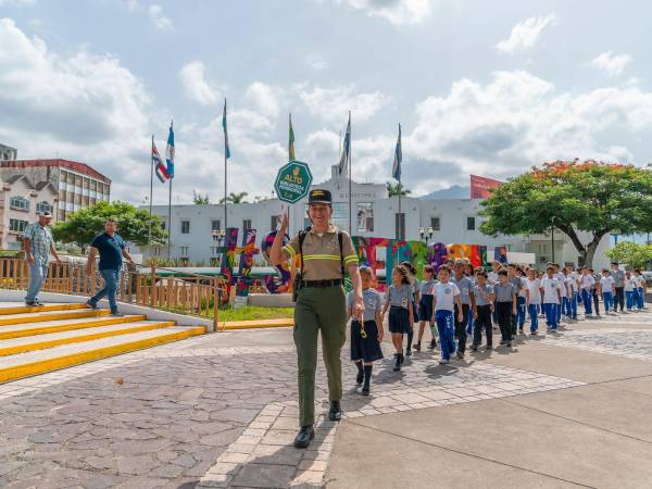 Escolares de varios centros educativos llegaron a conocer la biblioteca guiados por Policías municipales .