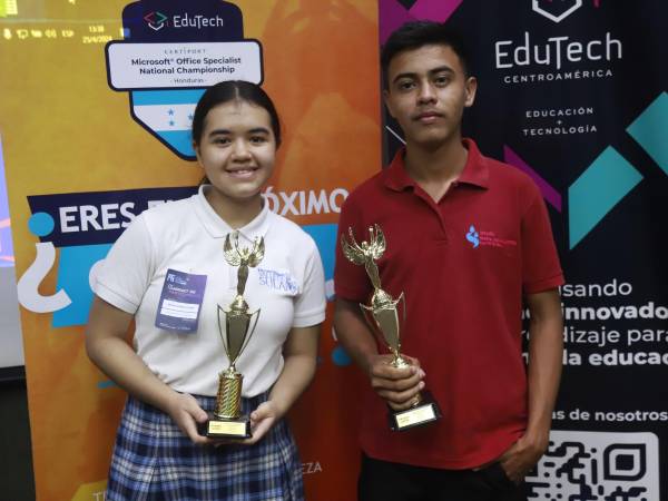 Sofía Osorio y José Anthoni López, ganadores del primer lugar en Microsoft Word y Microsoft Excel.