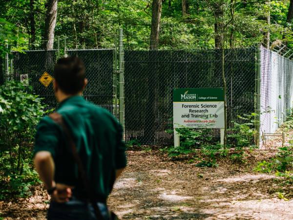 La “granja de cuerpos” de la Universidad George Mason recrea la escena de un crimen al aire libre con restos humanos.