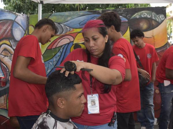 Maryory Jarquín es estilistas, pero está aprendiendo a cortar estilos de masculinos, para ofrecer los servicio de barbería en su salón de belleza que tiene en La Ceiba.
