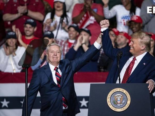 El presidente de los Estados Unidos, Donald Trump (d), saluda al senador republicano estadounidense Lindsey Graham (i), de Carolina del Sur, durante un mitin de campaña para su reelección en el North Charleston Coliseum, en North Charleston, Carolina del Sur, EE. UU., el 28 de febrero de 2020. EFE/EPA/AL DRAGO