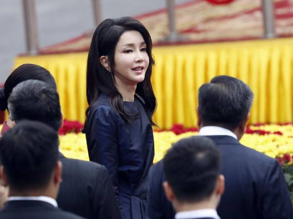 La ex primera dama surcoreana Kim Keon-hee fue arrestada en la víspera en un hecho sin precedentes en el país, tras años de escándalos que involucraron joyas y bolsos de lujo, presunto tráfico de influencias y acusaciones sobre su papel determinante en la previa Administración de su esposo Yoon Suk-yeol.