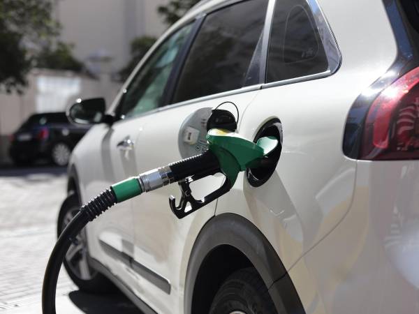 Imagen de archivo de un turismo en una estación de servicio.