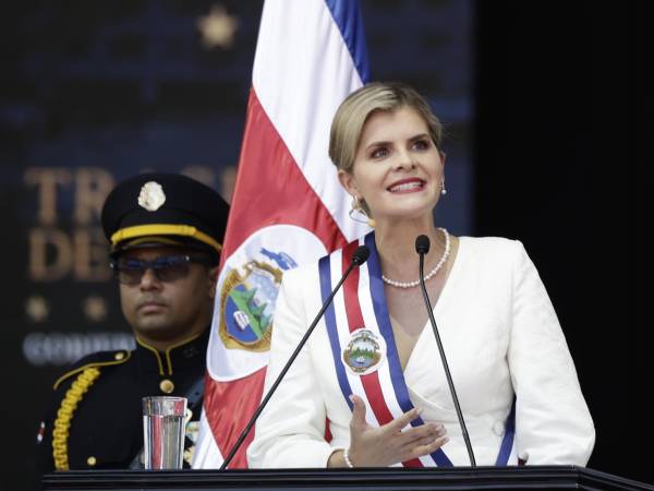 Fotografía de archivo, tomada el pasado 8 de mayo, en la que se captó a la presidenta de Costa Rica, Laura Fernández, durante su investidura, en San José (Costa Rica). EFE/Jeffrey Arguedas