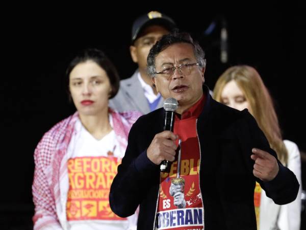 El presidente de Colombia, Gustavo Petro, habla en la plaza de Bolívar este 24 de octubre de 2025, en Bogotá (Colombia).