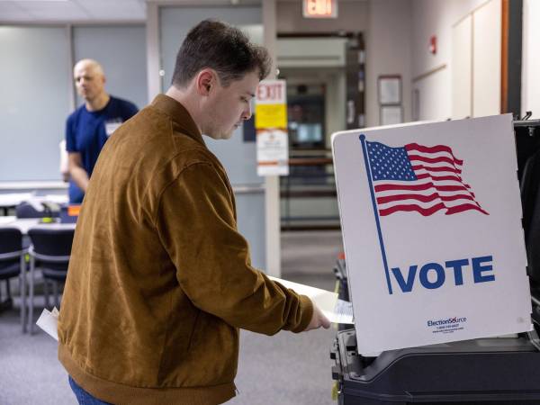 Un elector emite su voto para las elecciones de Virginia de 2025 en el Centro de Gobierno del Condado de Fairfax.
