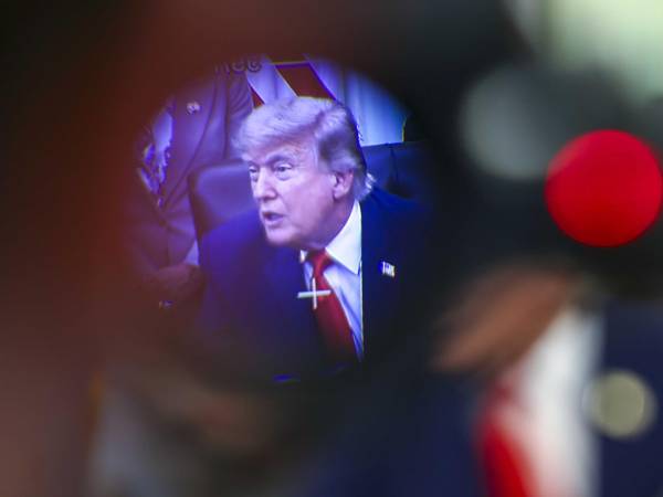 El presidente de Estados Unidos, Donald Trump, fue captado el pasado 11 de junio, a través del visor de una cámara de televisión, durante una reunión en el Despacho Oval de la Casa Blanca, en Washington DC (EE.UU.).