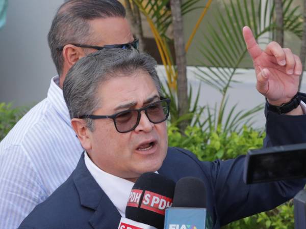 El expresidente de Honduras Juan Orlando Hernández habla con periodistas previo a una audiencia del proceso por fraude y lavado, este martes en Tegucigalpa (Honduras).
