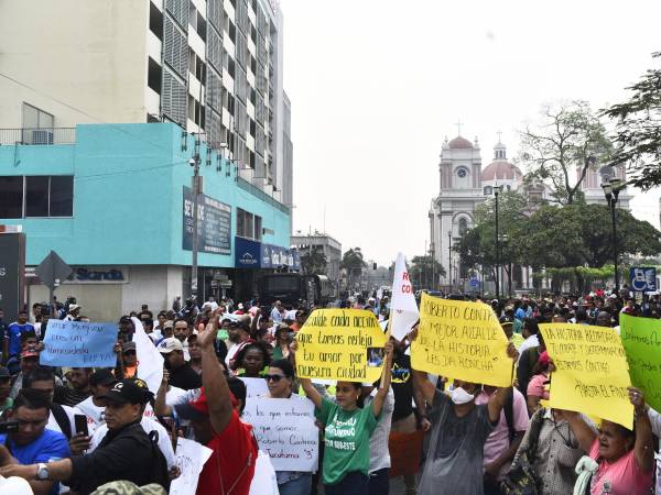 Los empleados municipales salieron a la calle para apoyar al alcalde Roberto Contreras.
