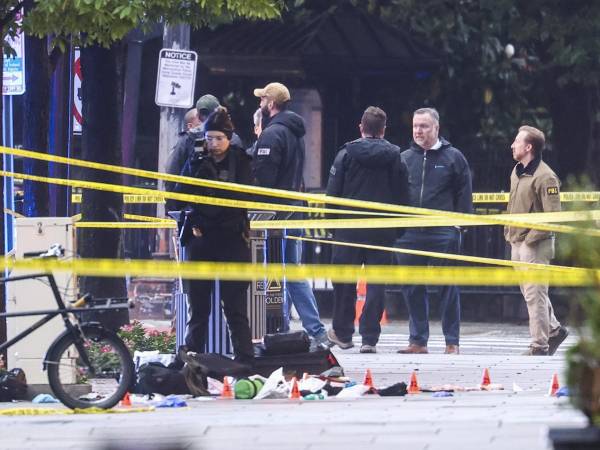 Agentes del Servicio Secreto resguardan la zona cercana a la Casa Blanca tras el tiroteo.
