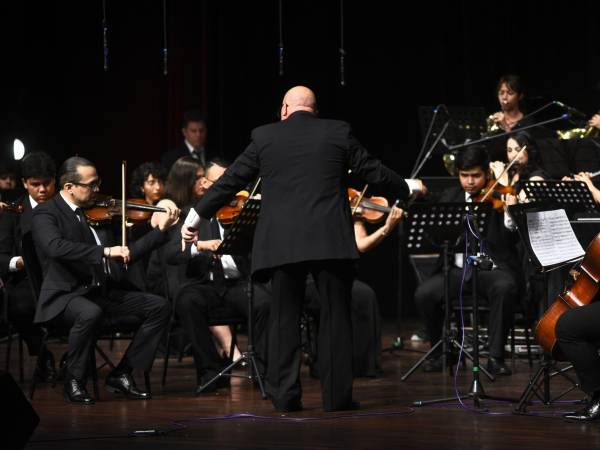 Leonel López fue el director artístico del concierto, quien con su experiencia y apreciable talento lideró la presentación musical de la noche.