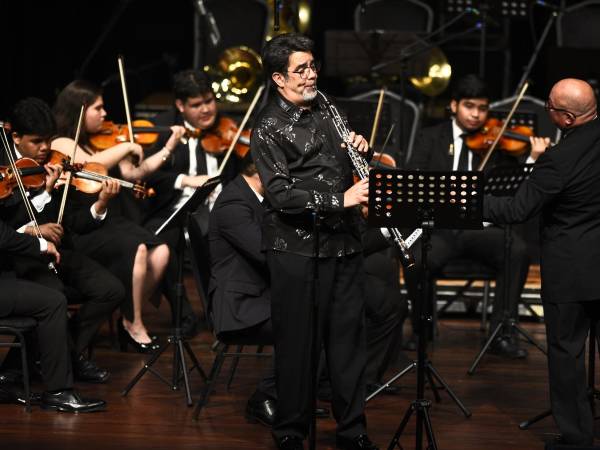El oboísta Pedro Díaz, invitado internacional a la Gala Benéfica, se presentó por primera vez en Honduras, y lo hizo junto a la Orquesta Sinfónica del Valle de Sula.