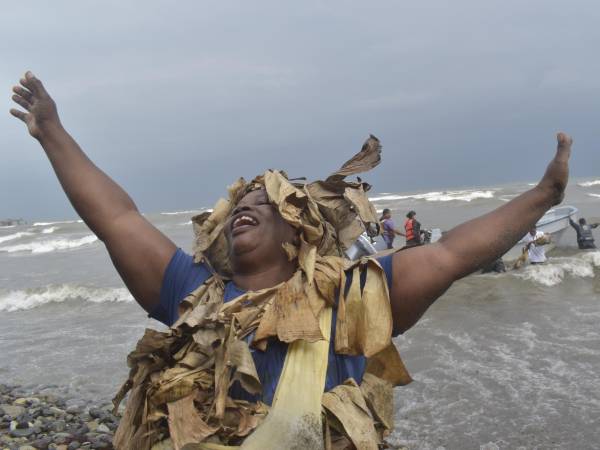 Una mujer garífuna, retrata la alegría de aquel episodio del pasado, cuando sus ancestros llegaron de la isla de San Vicente a Honduras, buscando libertad.