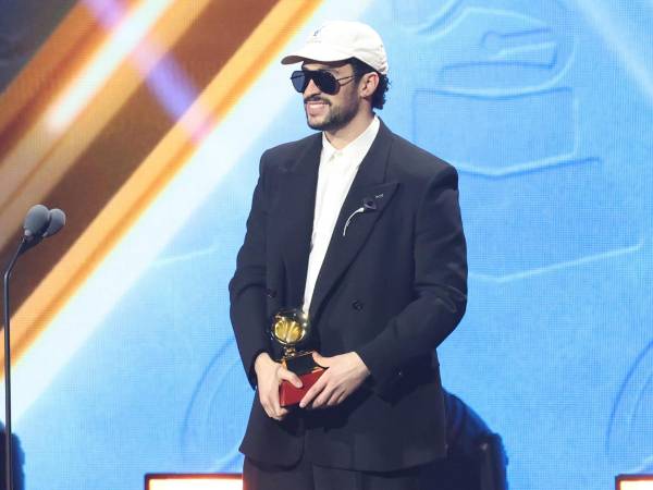 El cantante puertorriqueño Bad Bunny celebra luego de ganar el Latin Grammy a Mejor álbum de música urbana este jueves, en Las Vegas (Estados Unidos). EFE/ Octavio Guzmán