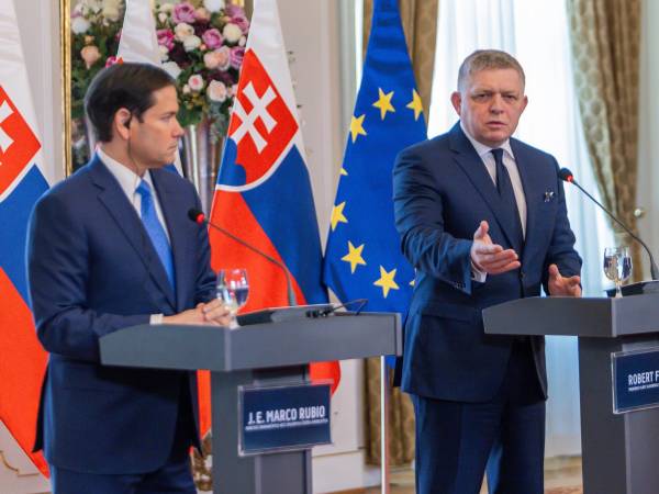 El secretario de Estado de EE.UU., Marco Rubio (I), en una conferencia de prensa conjunta con el primer ministro eslovaco, Robert Fico (D), en Bratislava.