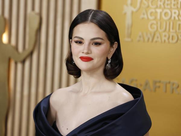 La cantante Selena Gomez posa en la alfombra de la edición 31 de los Screen Actors Guild Awards de Los Angeles (Estados Unidos).