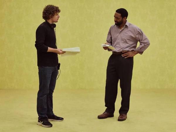 El director británico, Kane Parsons, de tan solo 20 años, junto con el actor Chiwetel Ejiofor, antes de filmar una escena de 'Backrooms'.