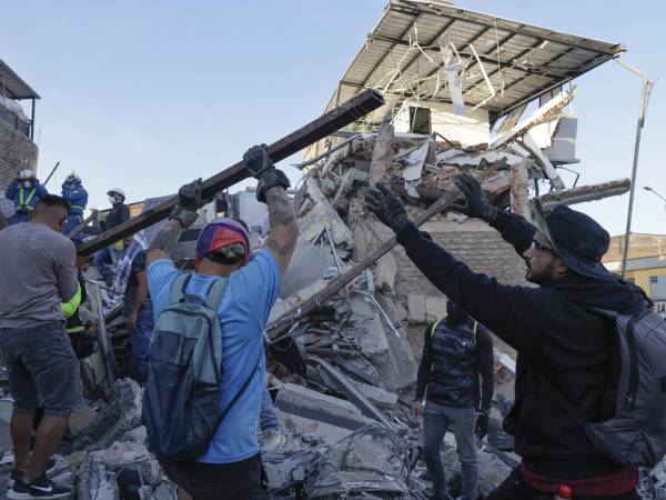 Al menos 234 personas murieron en cuatro regiones de Colombia por el terremoto de magnitud 7,4 que sacudió el lunes al país, según el balance de distintas autoridades regionales ante la demora del Gobierno nacional en actualizar las cifras. EFE/ Carlos Ortega