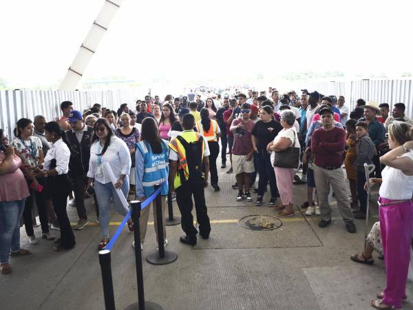 Familiares de viajeros en el aeropurto Ramón Villeda Morales se mostraron molestos tras medida implementada por autoridades de solo dar ingreso a un pariente del viajero.